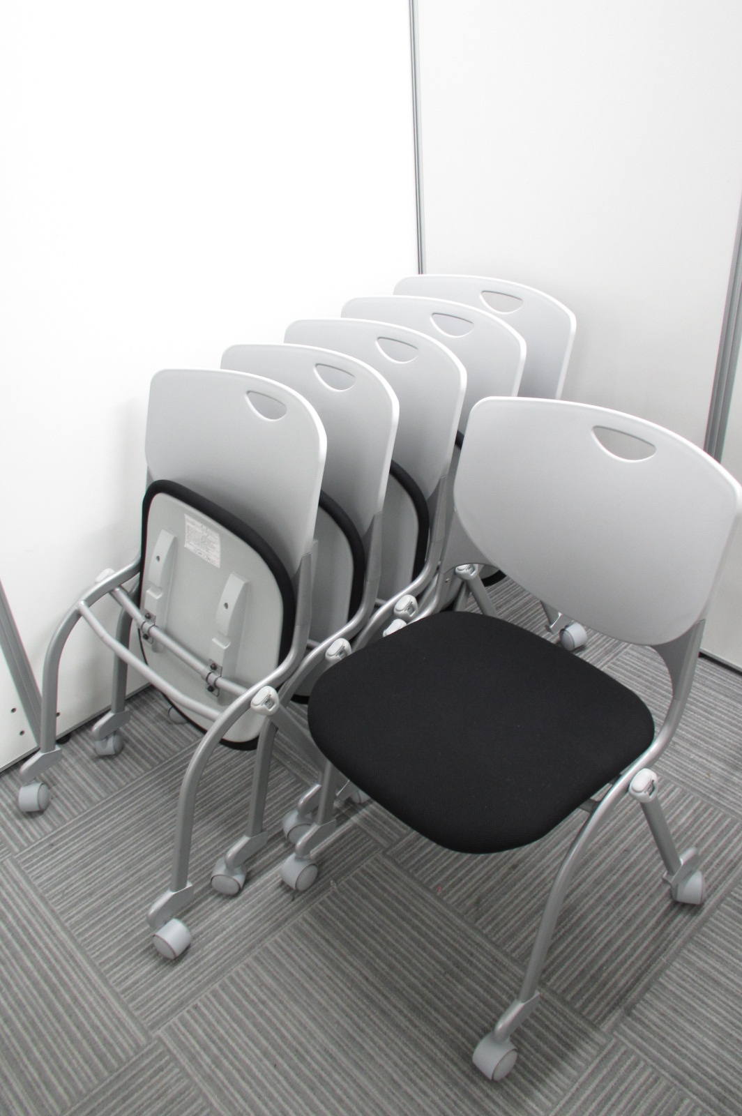 ネスティングチェア6脚セット。
                        
                                    中古
            