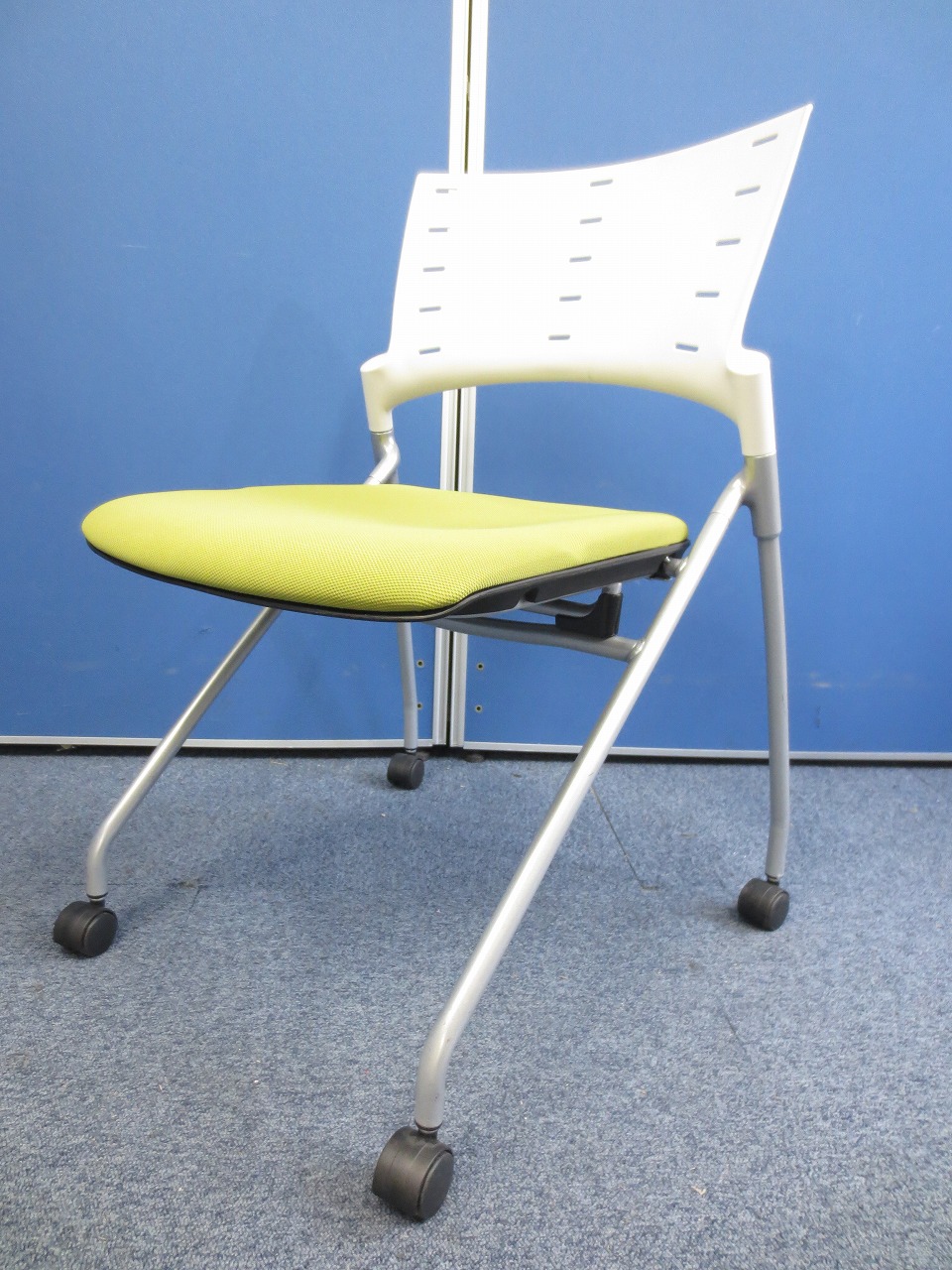 【12脚入荷！！】派手な色のスタッキングチェア！！
                        マノス
                                    中古
            