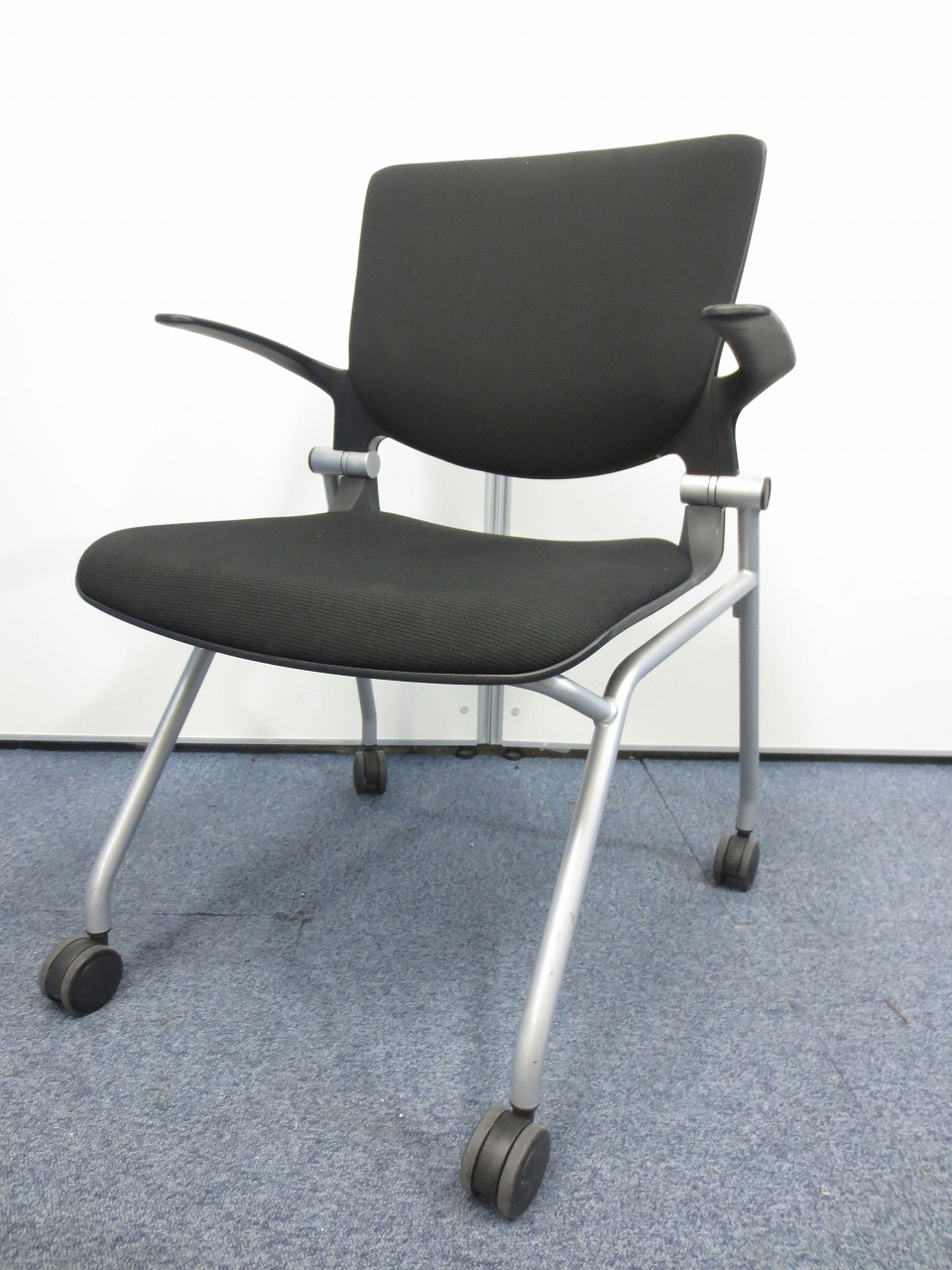 【8脚入荷！！】重ねて収納できる幅を取らないネスティングチェア！！
                        グラータ
                                    中古
            