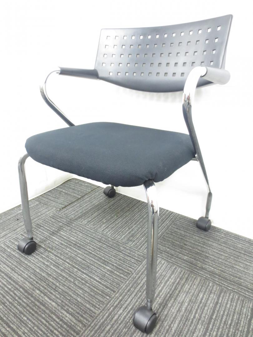 【状態良好!!】【ヴィトラ（vitra）製ミーティングチェア】■ヴィトラ■ブラック■シルバーフレーム■デザイン性も高く、機能性も高いので是非ミーティングスペースにご活用
                        
                                    中古
            