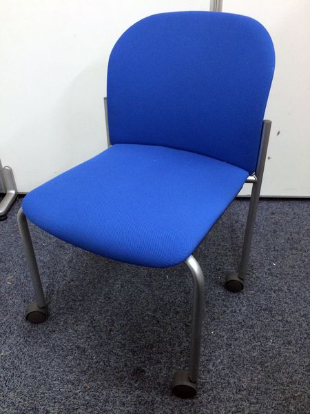 4脚入荷！！キャスター付で移動も楽々！！
                        
                                    中古
            