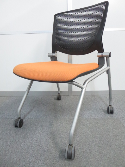 ■オカムラ製　グラータ　ネスティングチェア　■オレンジ/ブラックシェル（背パッド無し）　■グッドデザイン賞受賞のスタイリッシュなミーティングチェア【Okamura　Grata】
                        グラータ
                                    中古
            