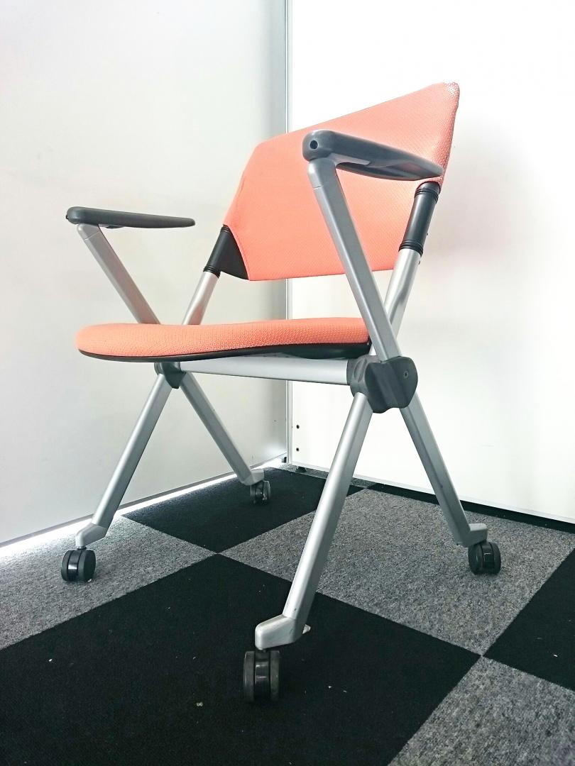 【鮮やかなオレンジで肘付のチェア】オカムラ製LITA【収納スペースを厭わないスタッキングチェア】
                        リータ
                                    中古
            