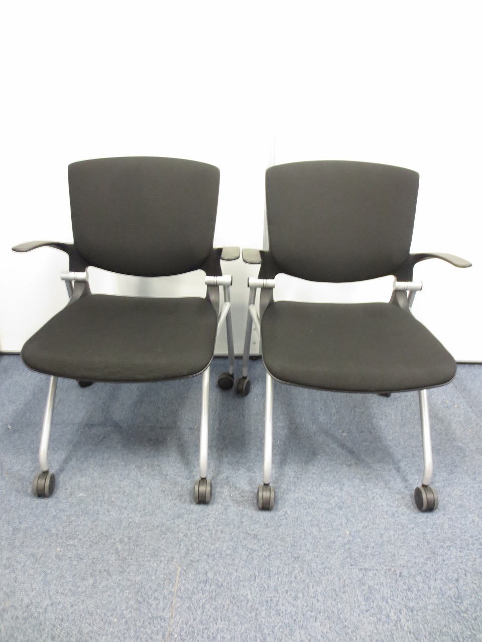 【2脚セットのご案内】【状態良好！2014年製】重ねて収納できる幅を取らないネスティングチェア！！
                        グラータ
                                    中古
            