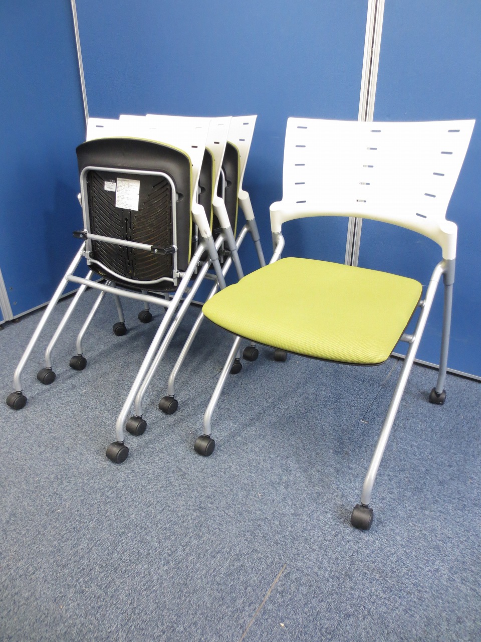 【4脚セット商品のご案内！！】【10%OFF】派手な色のスタッキングチェア！！
                        マノス
                                    中古
            