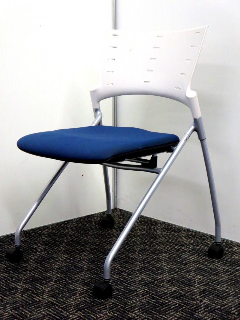 【3脚入荷！】定番ブルーのネスティングチェア！
ミーティングルームや休憩室におすすめ！
                        マノス
                                    中古
            