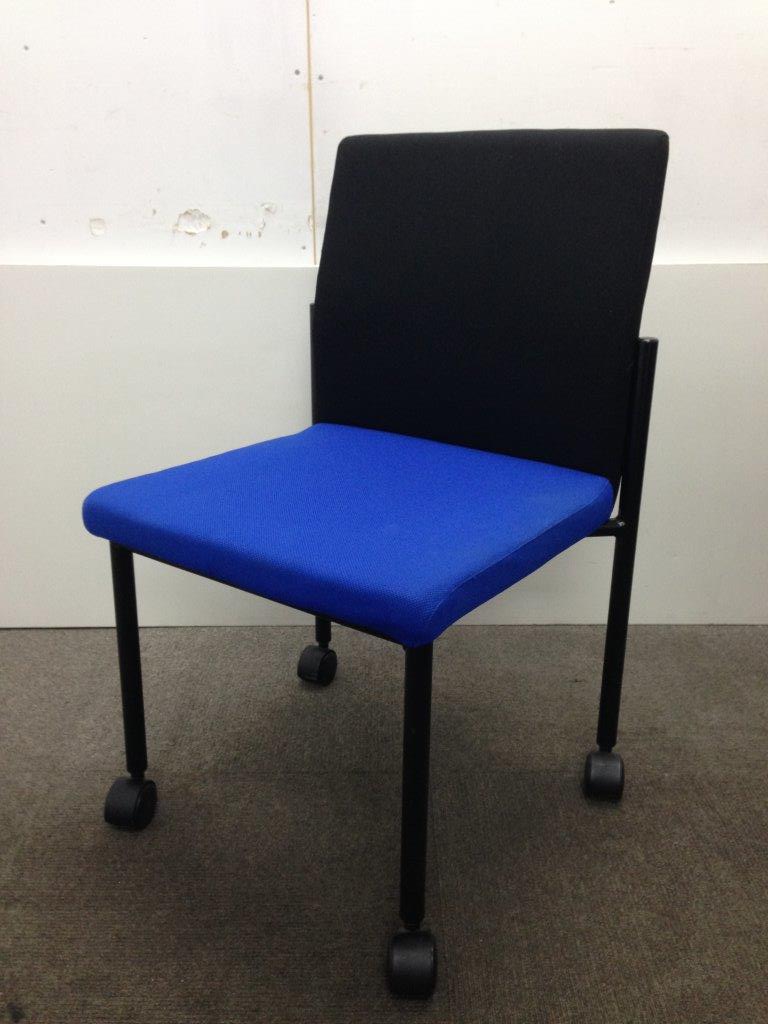 【2脚入荷】ナイキ製キャスター付スタッキングチェア【厚めのクッションです】
                        
                                    中古
            