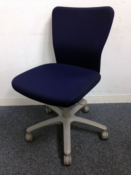 【在庫入替価格】【大人気のオカムラカロッツァシリーズ】女性にも人気のネイビーブルー色！
                        カロッツァチェア
                                    中古
            