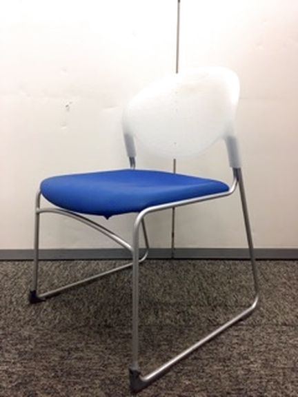 【4脚入荷！】【イトーキ製　スタッキングチェア】
                        
                                    中古
            