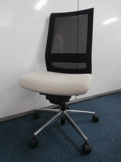 【１０脚限定入荷！！軽い座り心地を体感してみませんか！！】
                        エアフォート
                                    中古
            