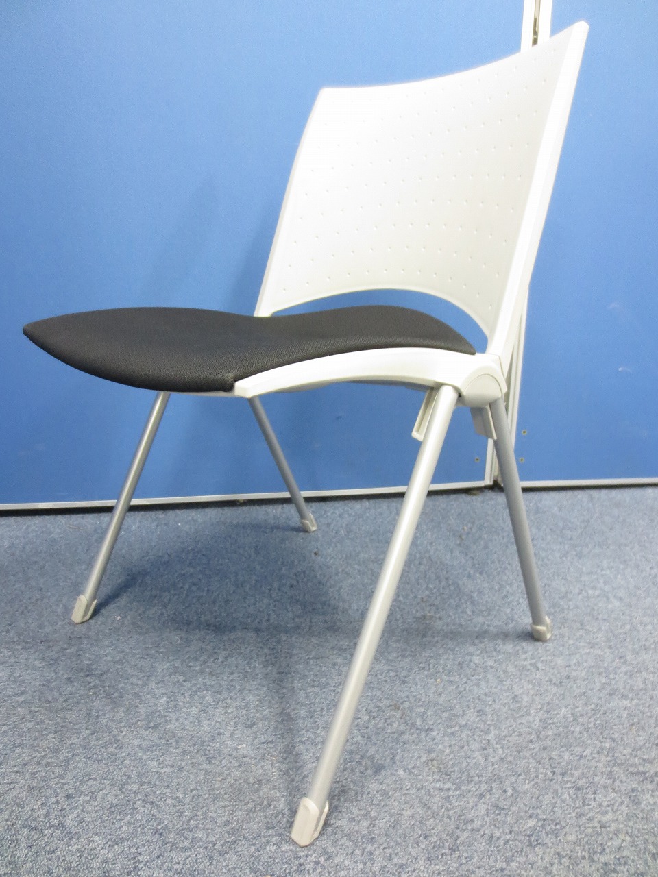 【モノクロカラーのスタッキングチェア】場所を選ばない１脚！
                        
                                    中古
            