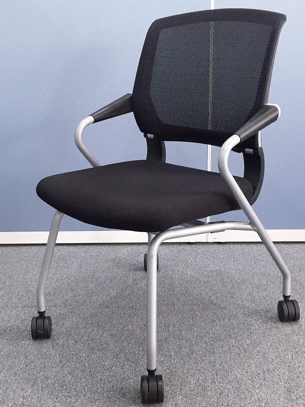 【8脚入荷】　キャスター付の便利な座面跳ね上げ式　ネスティングチェア　■　背もたれメッシュタイプ
                        サテリテ
                                    中古
            