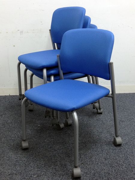 【1セット入荷】新品と見間違えるほどの状態良好品！！　キャスター付きで移動も楽々
                        100シリーズ
                                    中古
            