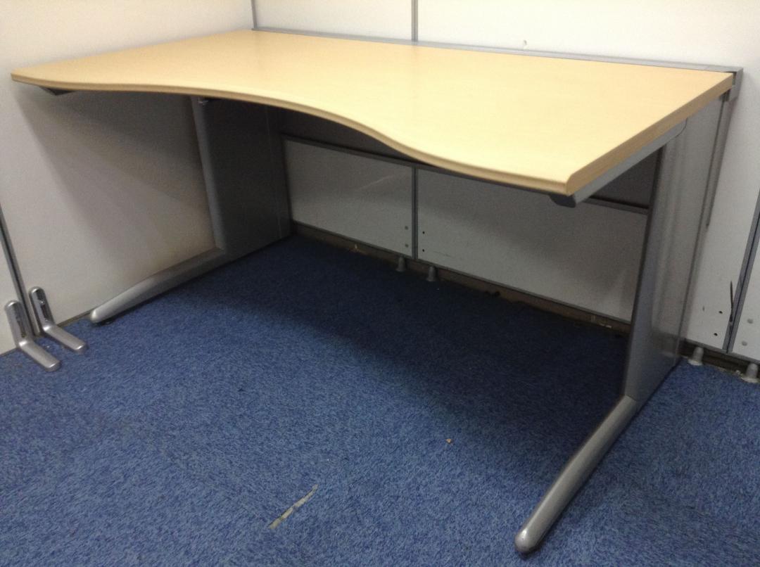 【イトーキ製】天板ナチュラル色　エーキューズシリーズ　平机入荷！！
                        エーキューズ
                                    中古
            