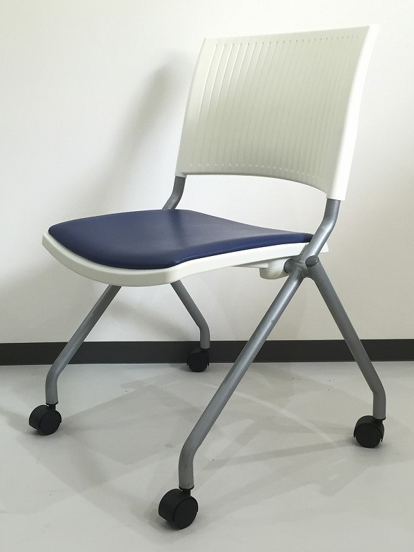 【残り1脚】ホワイトとブルーの鮮やかな色合いが特徴的！！
                        
                                    中古
            