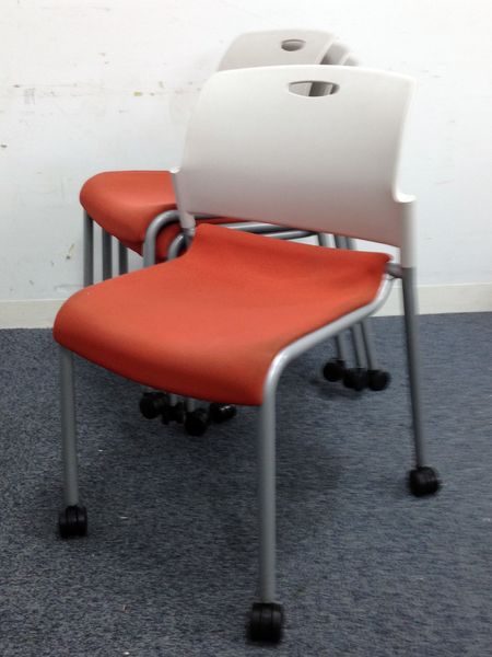 【4セット計16脚入荷】キャスター付きのスタッキングチェア4脚セット！！明るいオフィスに
                        MF-270
                                    中古
            