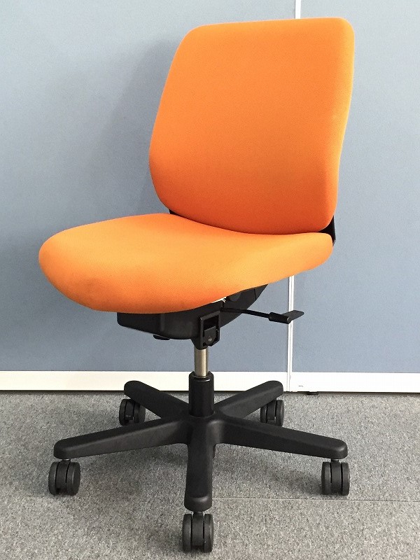 明るいオレンジ｜イトーキ製の小回り効くチェアです
                        トルテ
                                    中古
            