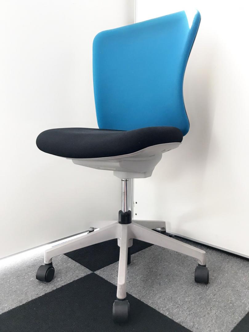 【たった1脚のみの鮮やかなスカイブルー】イナバ製バルチェ【厚めのクッションで抜群の安定感】
                        Valche
                                    中古
            