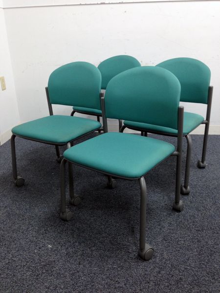 【1セット限定！】ライトグリーン色で爽やかなスタッキングチェアー入荷しました！キャスター付きです♪
                        
                                    中古
            