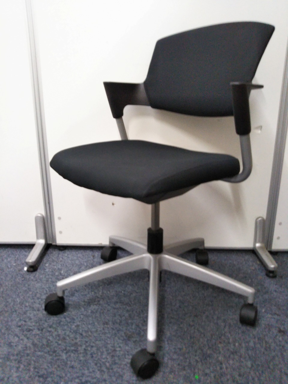 【OAチェアとしても使えるミーティングチェア】コクヨ：プロッティ【キャスター付】
                        プロッティ
                                    中古
            