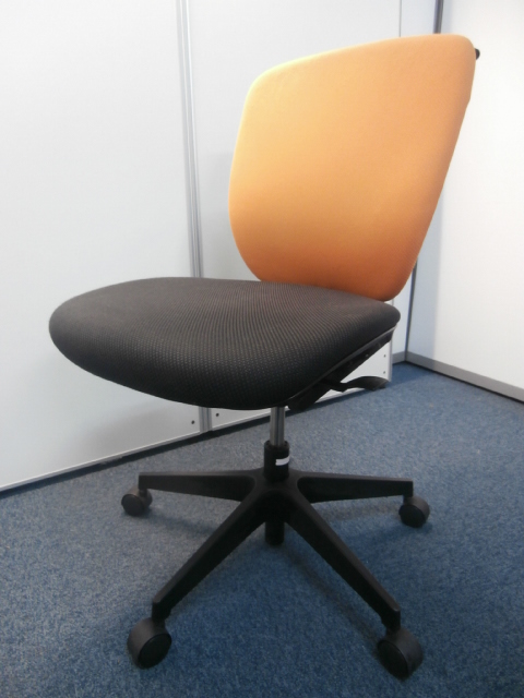 【おすすめ品！！５脚限定入荷！！オレンジ色のOAチェア！！】
                        プラオ
                                    中古
            