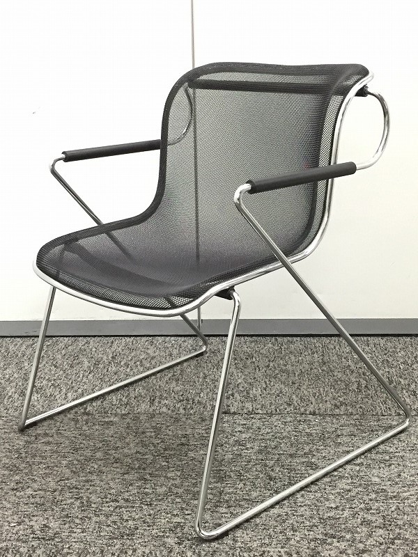 スチールメッシュ素材の珍しいスタッキングチェアが入荷！！シルエットも珍しい！！
                        
                                    中古
            