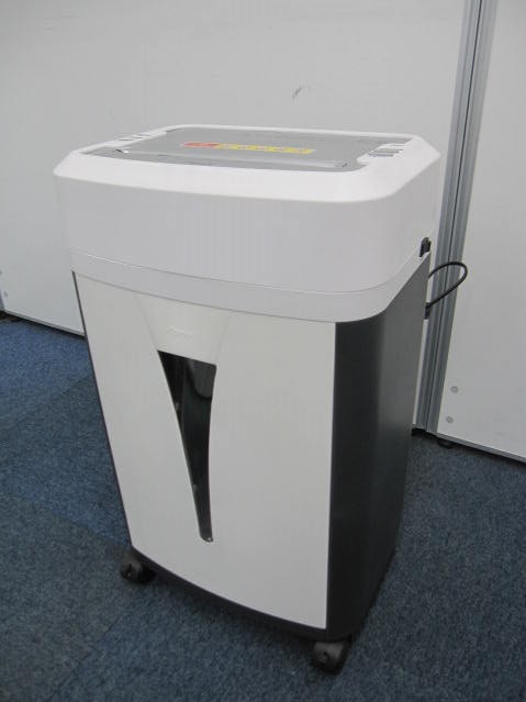 【1台限定!!】コンパクトサイズのシュレッダー入荷です!!オフィスの省スペースに1台いかがでしょうか!!
                        
                                    中古
            