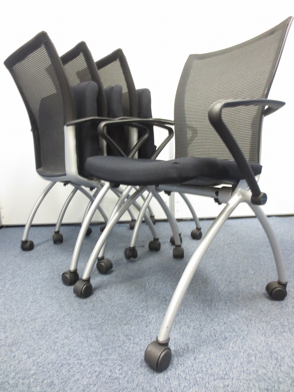 【セット商品】デザイン性の高いセミナーチェアが４脚でのご提案！！ヘイワースx99のセミナーチェア！【ネスティング】【ブラック】
                        
                                    中古
            