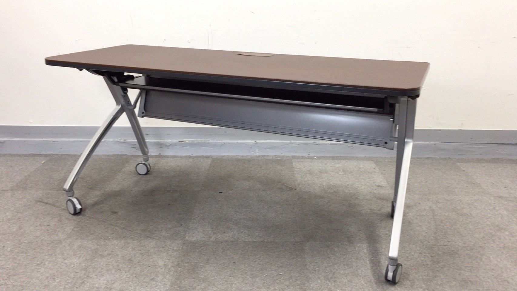 【KS】[2015年製][状態良好]ミーティング　会議用テーブル　マホガニーカラーの天板が落ちついた雰囲気を演出
                        Luarco
                                    中古
            