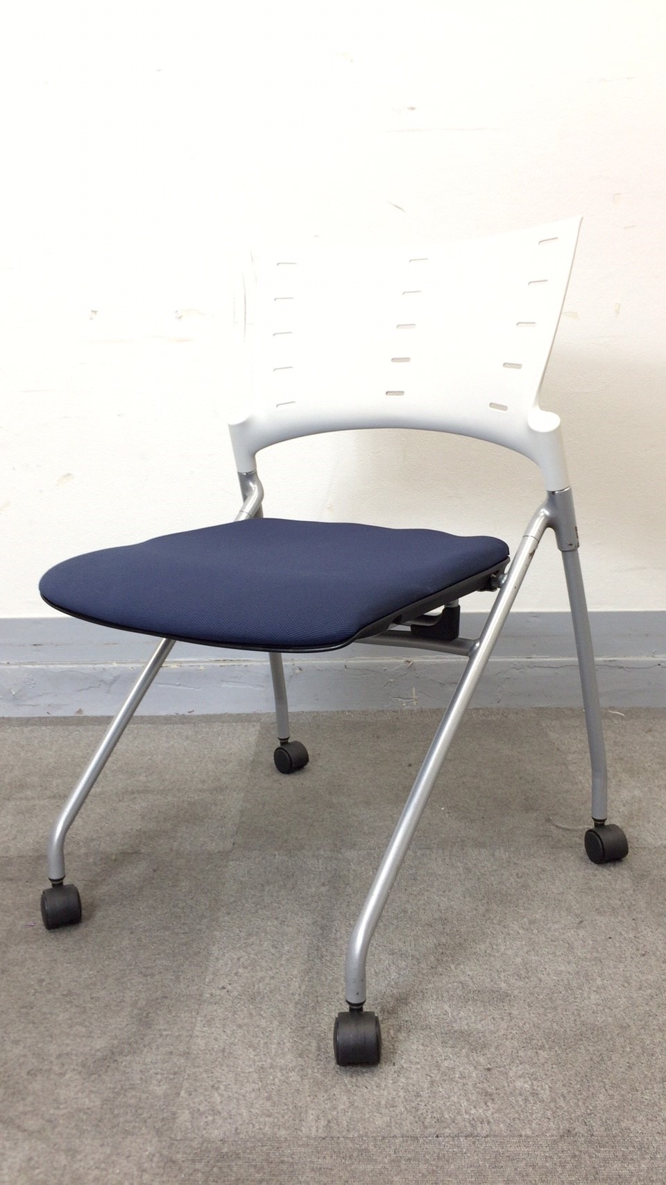 【KS】[キャスター付き]会議用チェア　ミーティングチェア　平行スタック収納タイプ[スーパーの買い物カートのように収納可能で収納スペースもコンパクト!]
                        マノス
                                    中古
            