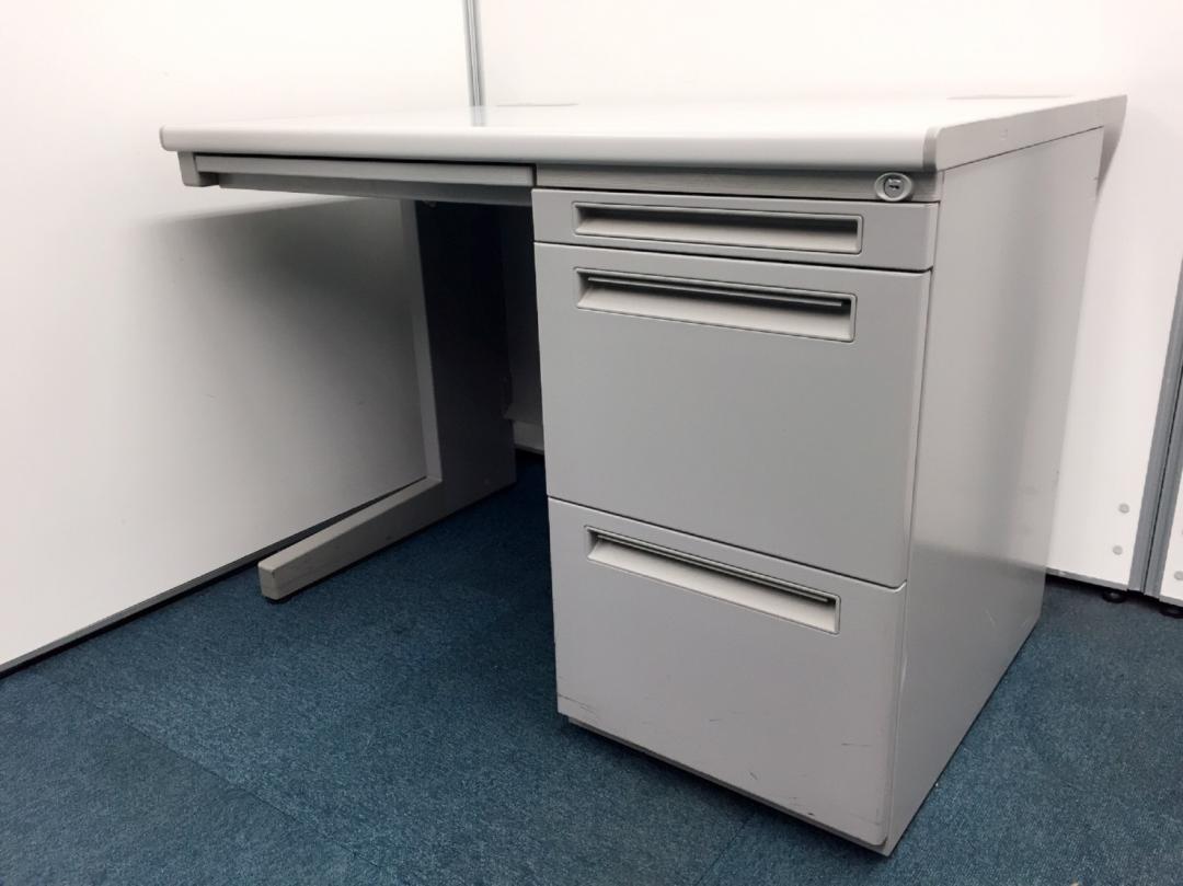 オシャレな取手が目印!!ウチダ製の人気シリーズFEEDの片袖机です!!シックなグレーカラー
                        FEED
                                    中古
            