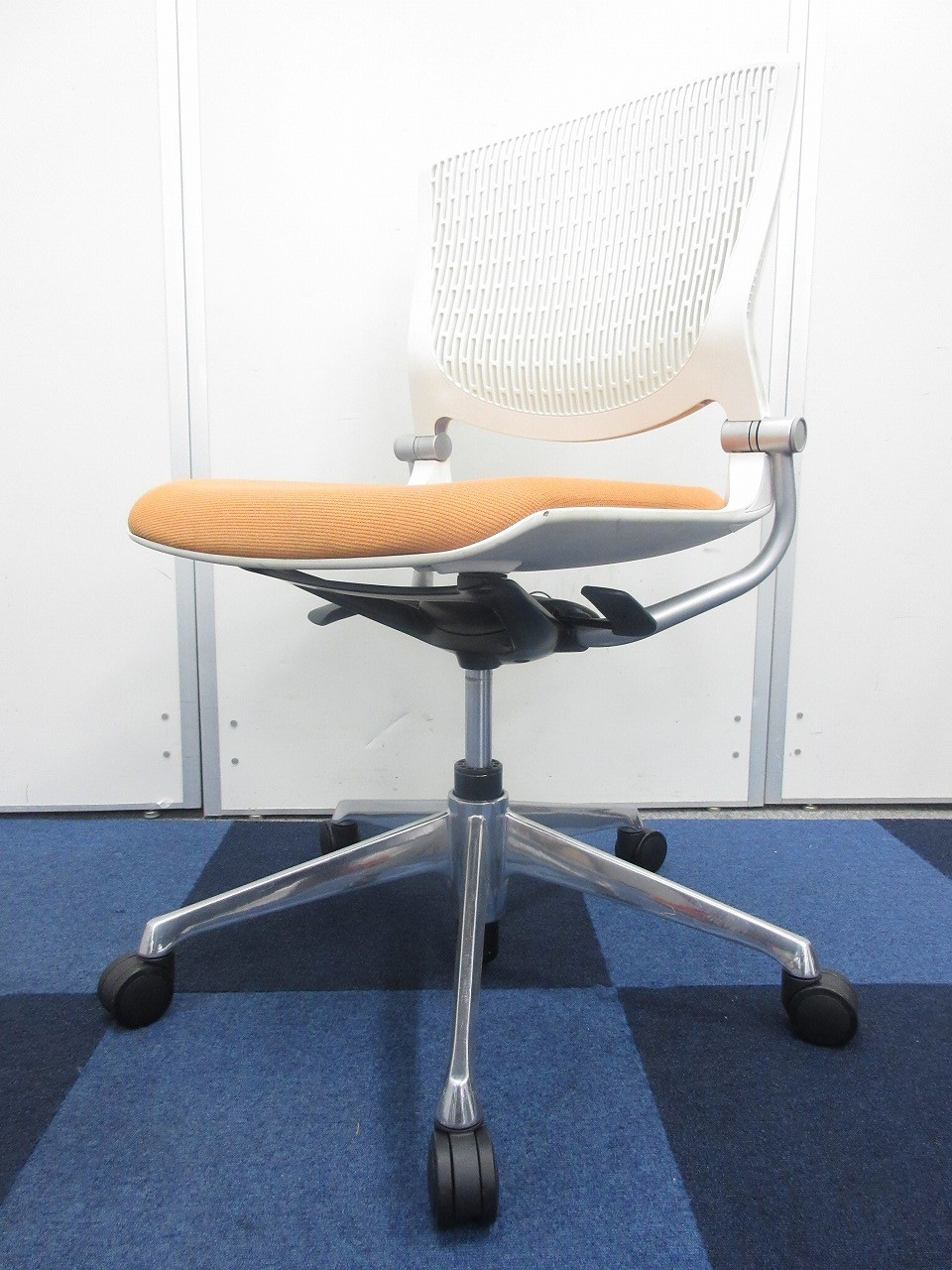 【やわらかな座り心地！】オカムラ製グラータチェアが5脚入荷致しました！カラーも鮮やかなオレンジ＋明るいホワイトですので明るいオフィス作りに最適です！【数量限定】
                        グラータ
                                    中古
            