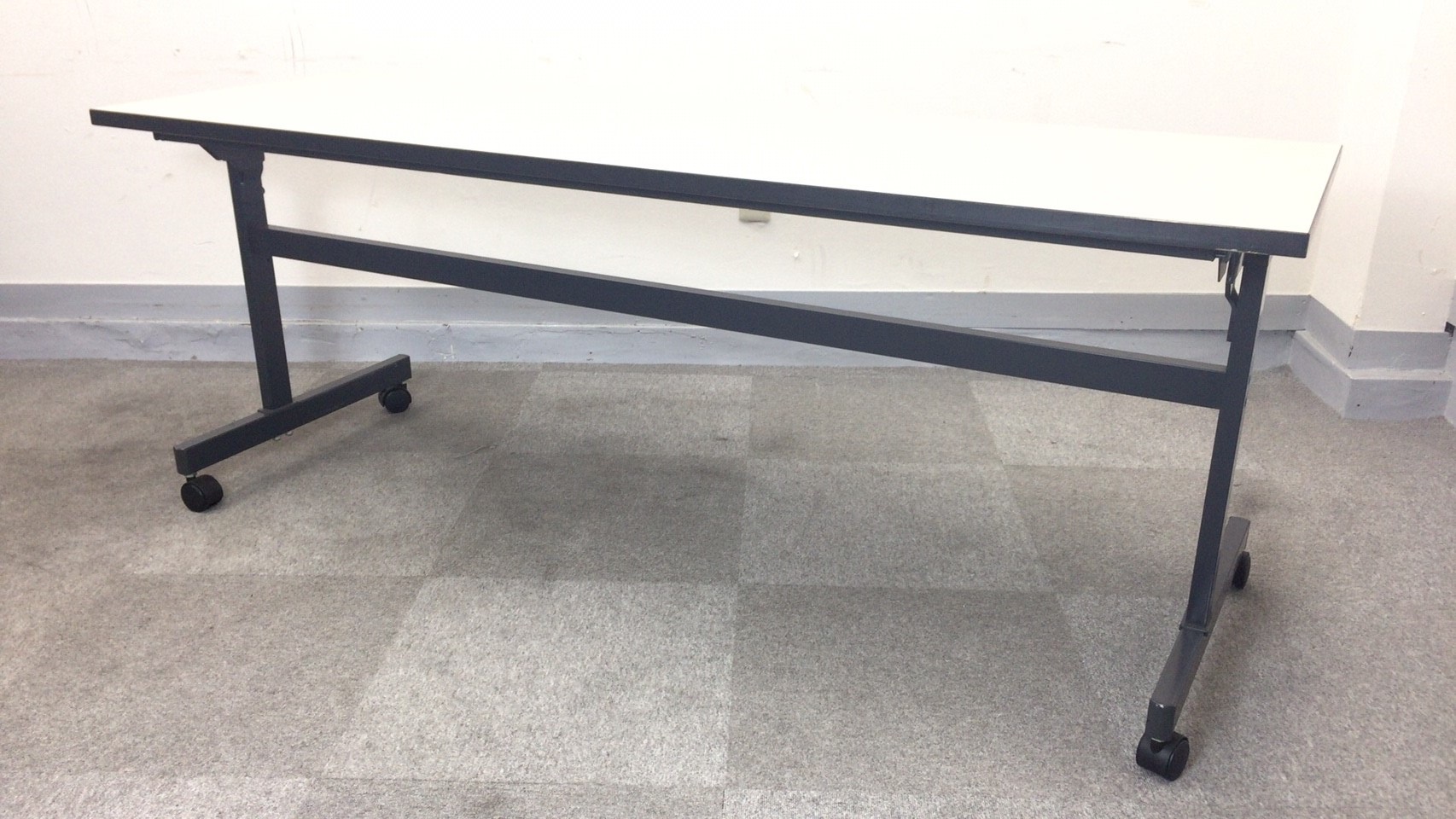 【KS】[シンプルデザイン][2～3名様用]会議用　セミナー用　フォールディングテーブル　幅1800ｍｍ
                        
                                    中古
            