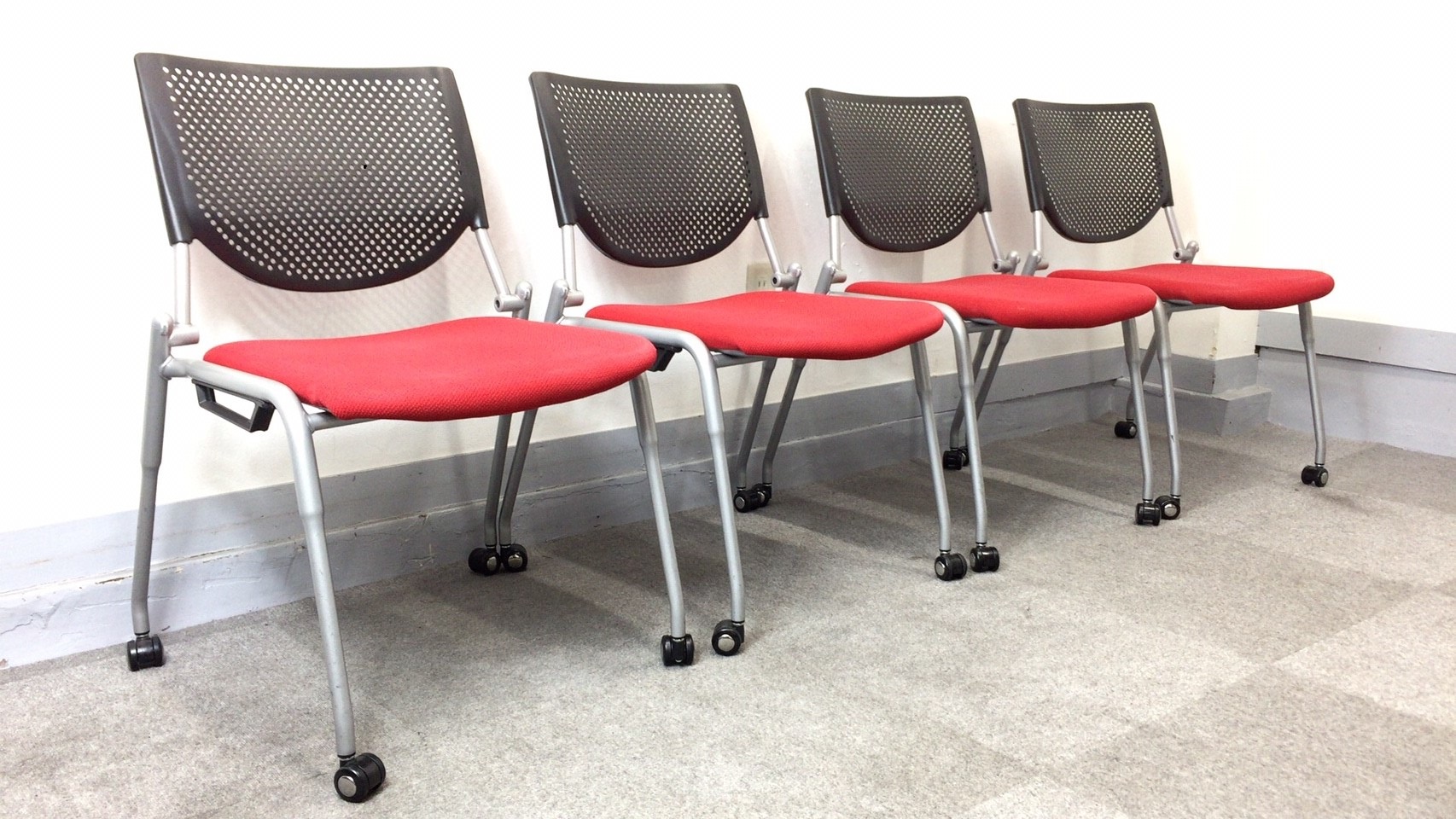 【KS】[4脚セットで単品購入よりもお買い得][重ねて収納可能＆キャスター付きで移動がらくらく!]国内トップクラスメーカーの会議用、ミーティング用チェア[セミナー用チェアとしてもお勧め]
                        プロスタック
                                    中古
            