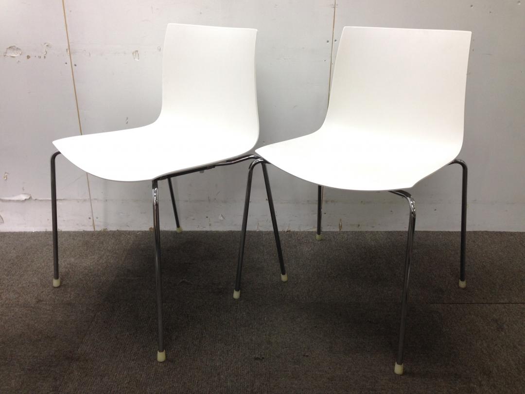 海外メーカーのARPER/アルペール　CATIFA 46シリーズ【ホワイト】スタイリッシュなスタッキングチェア！2脚セット ！
                        
                                    中古
            