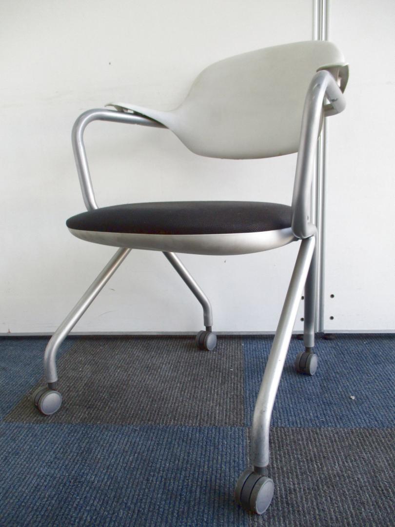 【ミーティングチェアが入荷しました！】水平に重ねられるネスティングタイプ【リフレッシュルームでのご使用にもおススメ！】
                        
                                    中古
            