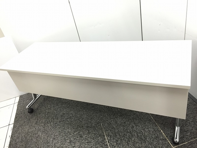 【状態良好】折り畳めて便利なスタックテーブルが入荷！【国内有名メーカー製】
                        
                                    中古
            