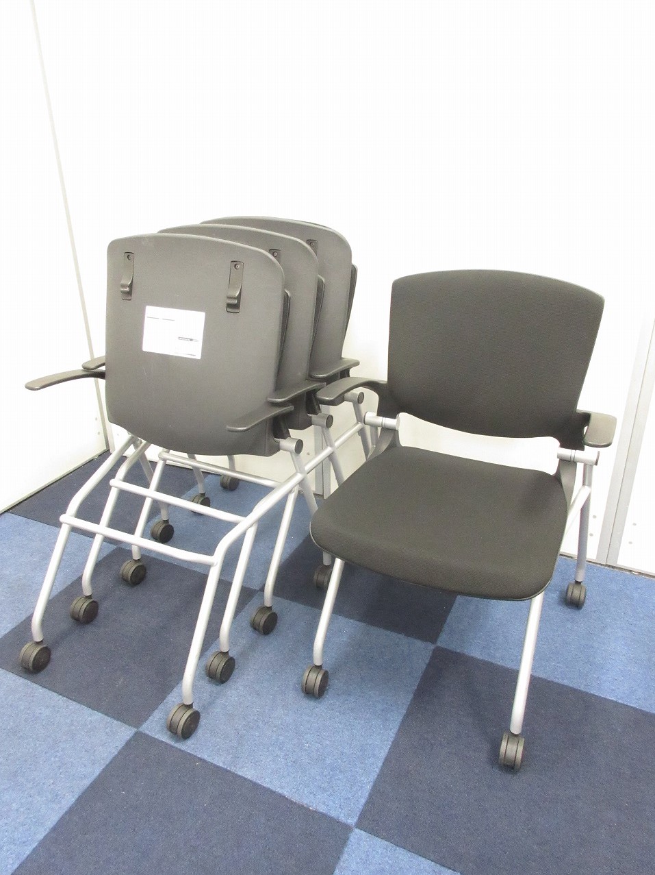 【オカムラ製のミーティングチェア4脚セット！！】デザイン性も高く、座面を跳ね上げて連ねて収納が可能なのでスペースを取らない！
                        グラータ
                                    中古
            