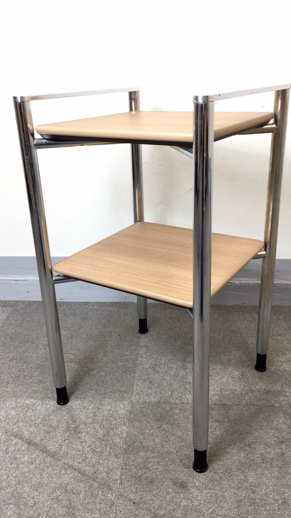 【KS】[高級]応接会議スペースの電話台やちょっとした荷物置き場等におすすめ
                        インターレイス
                                    中古
            