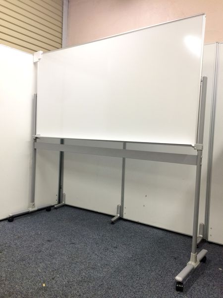 【アルミホーロータイプで丈夫です】オカムラ製　片面脚付きホワイトボード【1800×900㎜サイズ】
                        
                                    新古品
            