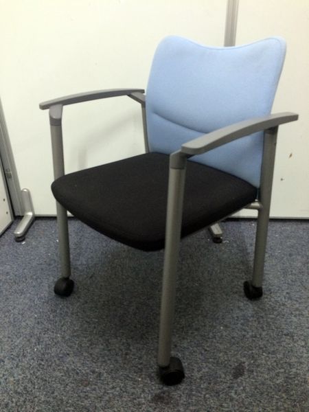 【ロット商品】【キャスター付きで片付けやすい！】ライオン製スタッキングチェア【肘付き】
                        その他シリーズ
                                    中古
            