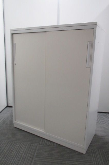 場所を取らない引き戸タイプの書庫です。扉に日焼けあるため特価
                        エディア
                                    中古
            