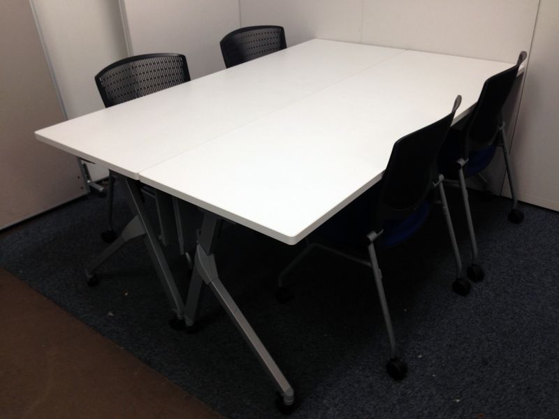 【限定1セット】カタログ現行品×状態良好のおすすめ4名ミーティングセット！！セミナー形式にも対応可能です！！
                        テーブル：フラプター　チェア：グラータ
                                    中古
            