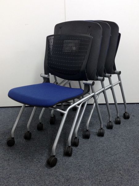 【1セット入荷】ミーティングチェアにもこだわりを！　横収納可能なネスティングチェア4脚セット！！状態良好！
                        グラータ
                                    中古
            