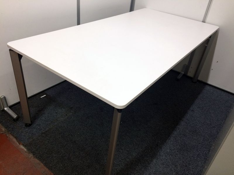 【奥行深めで広く使える】イトーキ製ミーティングテーブル【DEシリーズ】【4本脚タイプ】
                        DDD
                                    中古
            