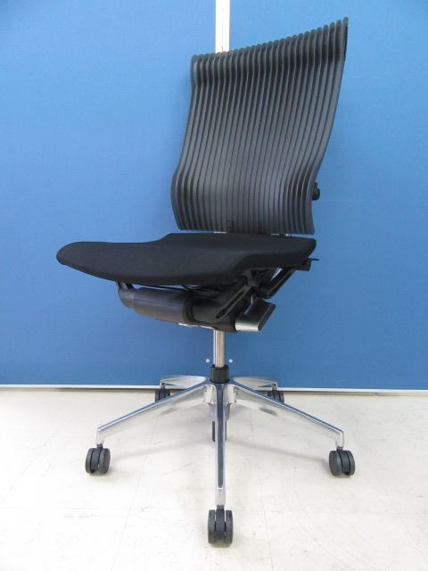 [2脚入荷!!]イトーキ(ITOKI) スピーナチェア■独創的なフォルムで体感する、かつてない高次元の快適さ!!伝統的な美意識を感じるデザインも魅力です!![グッドデザイン賞金賞] 
                        スピーナ
                                    中古
            