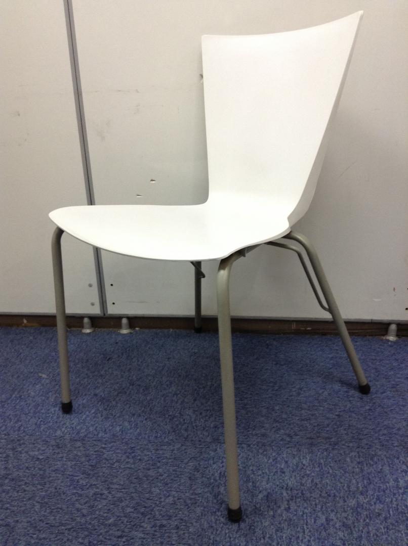 【4脚入荷】ちょっとした休憩スペースや外での待ち合い用などに！
                        
                                    中古
            