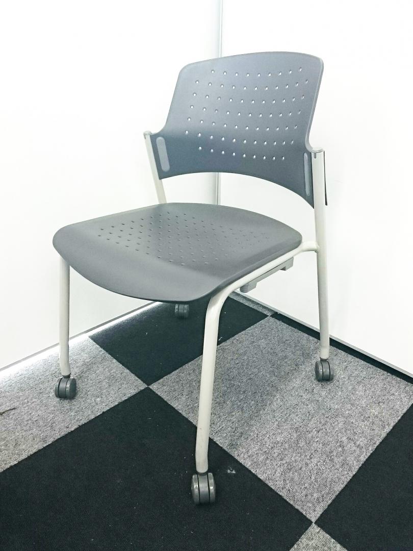 【シンプルなデザインのスタッキングチェア】人気絶大のメッシュ【キャスター付き】
                        
                                    中古
            