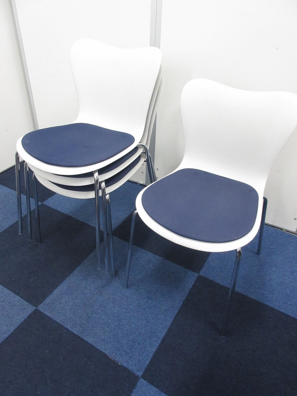 【スタッキングチェア4脚セット！！】綺麗なホワイトにブルーの座面のスタッキングチェアが入荷！【重ねて収納可能！！】
                        ML-300
                                    中古
            