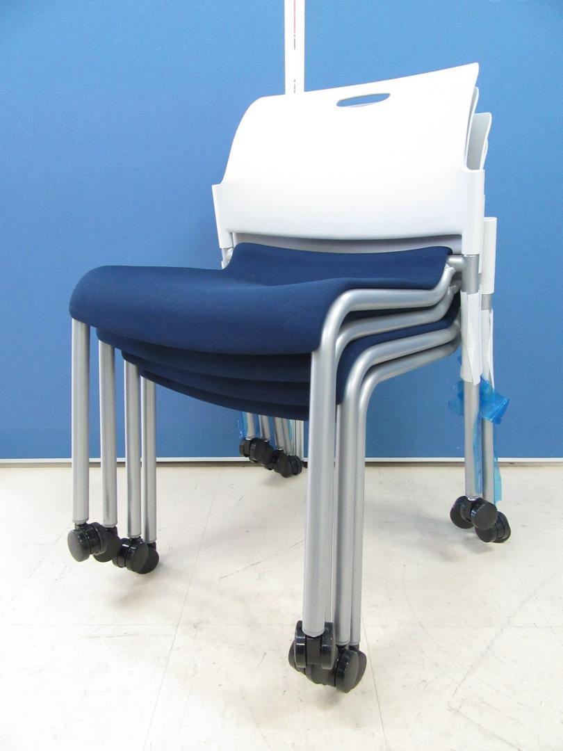[単品購入￥16,000⇒セット購入￥14,000]内田洋行(UCHIDA) スタッキングチェア MF-270シリーズ■スタッキングや持ち運びが容易な軽量設計です!![ダークブルー×ホワイト]
                        
                                    中古
            